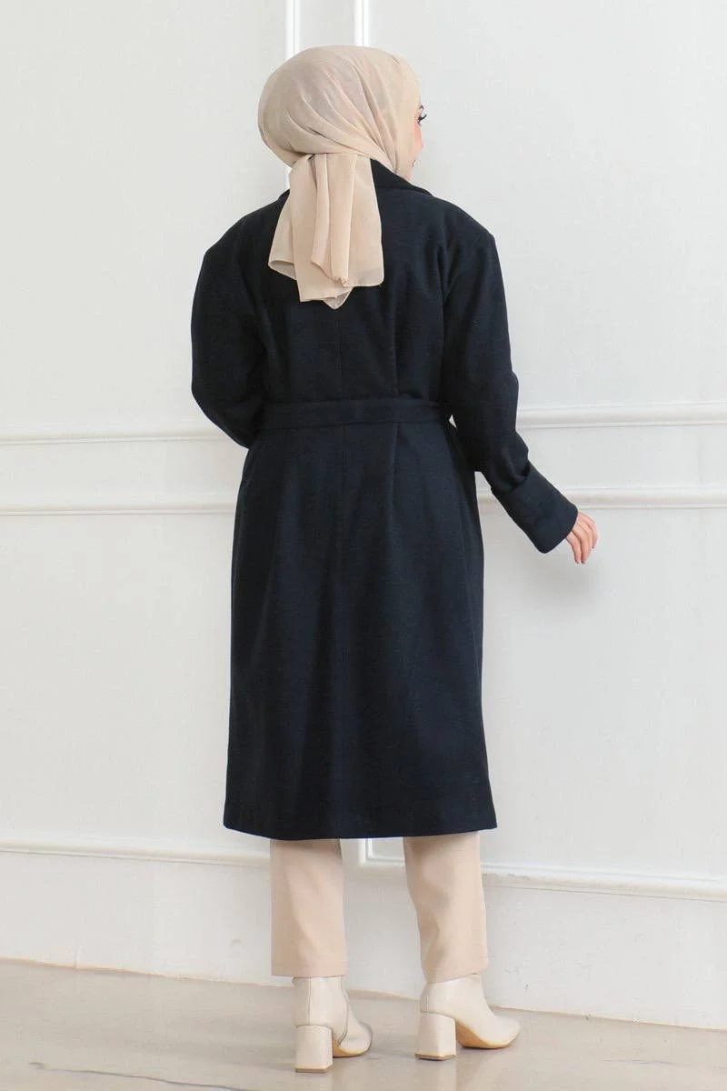 Kaşe Kaban – Uzun Boy Kruvaze Yaka Kuşaklı Tesettür Kaşe Kışlık Kaban, Astarlı Şık Yünlü Dokuma Oversize Rahat Kalıp Cepli Düğmeli Modern Kap Modeli - Lacivert