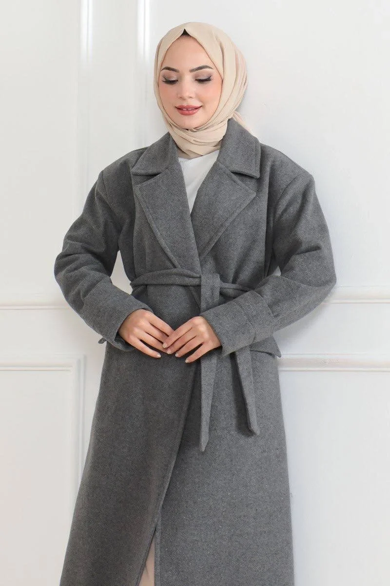 Kaşe Kaban – Uzun Boy Kruvaze Yaka Kuşaklı Tesettür Kaşe Kışlık Kaban, Astarlı Şık Yünlü Dokuma Oversize Rahat Kalıp Cepli Düğmeli Modern Kap Modeli - Gri