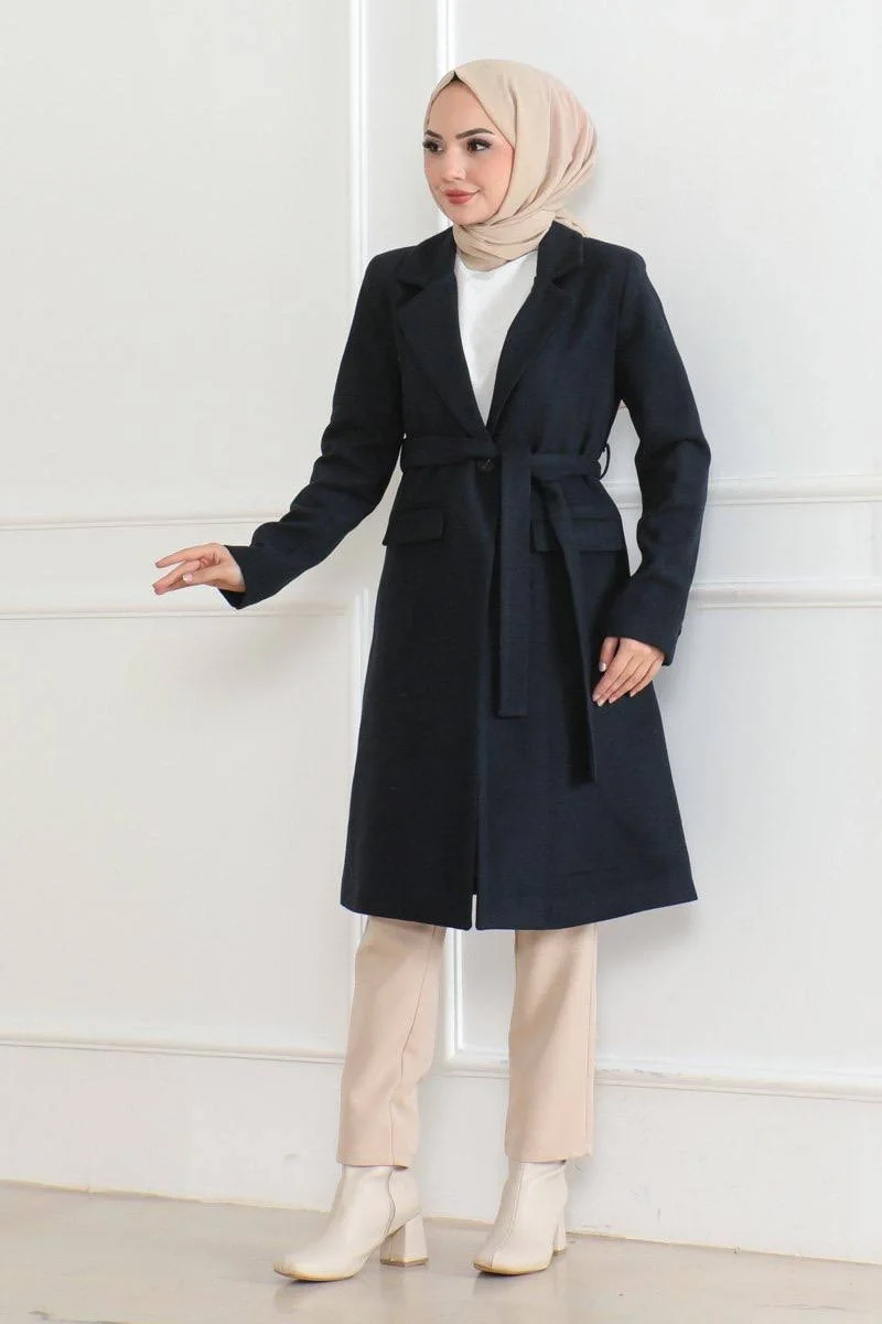 Kaşe Kaban – Uzun Boy Kruvaze Yaka, Kuşaklı Tesettür Kışlık Kaban, Astarlı Şık Yünlü Dokuma Oversize Rahat Kalıp, Cepli Modern Kaşe Mont Modeli - Lacivert