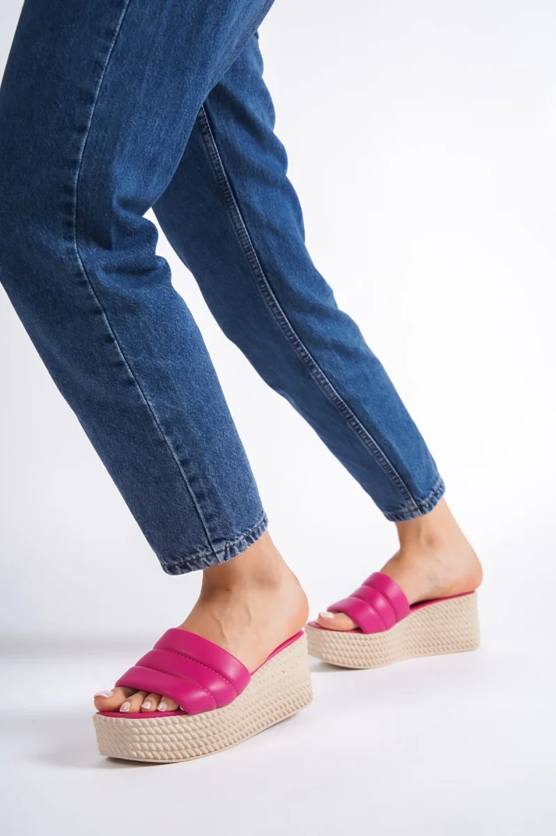 REINA Dolgu Topuklu Ortopedik Taban Hasır Görünümlü Kadın Terlik CKT - Fuşya