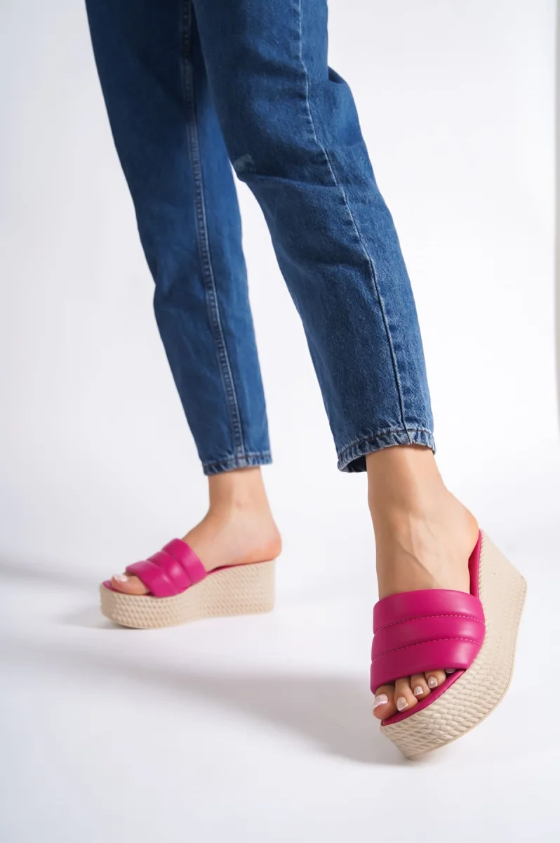 REINA Dolgu Topuklu Ortopedik Taban Hasır Görünümlü Kadın Terlik CKT - Fuşya