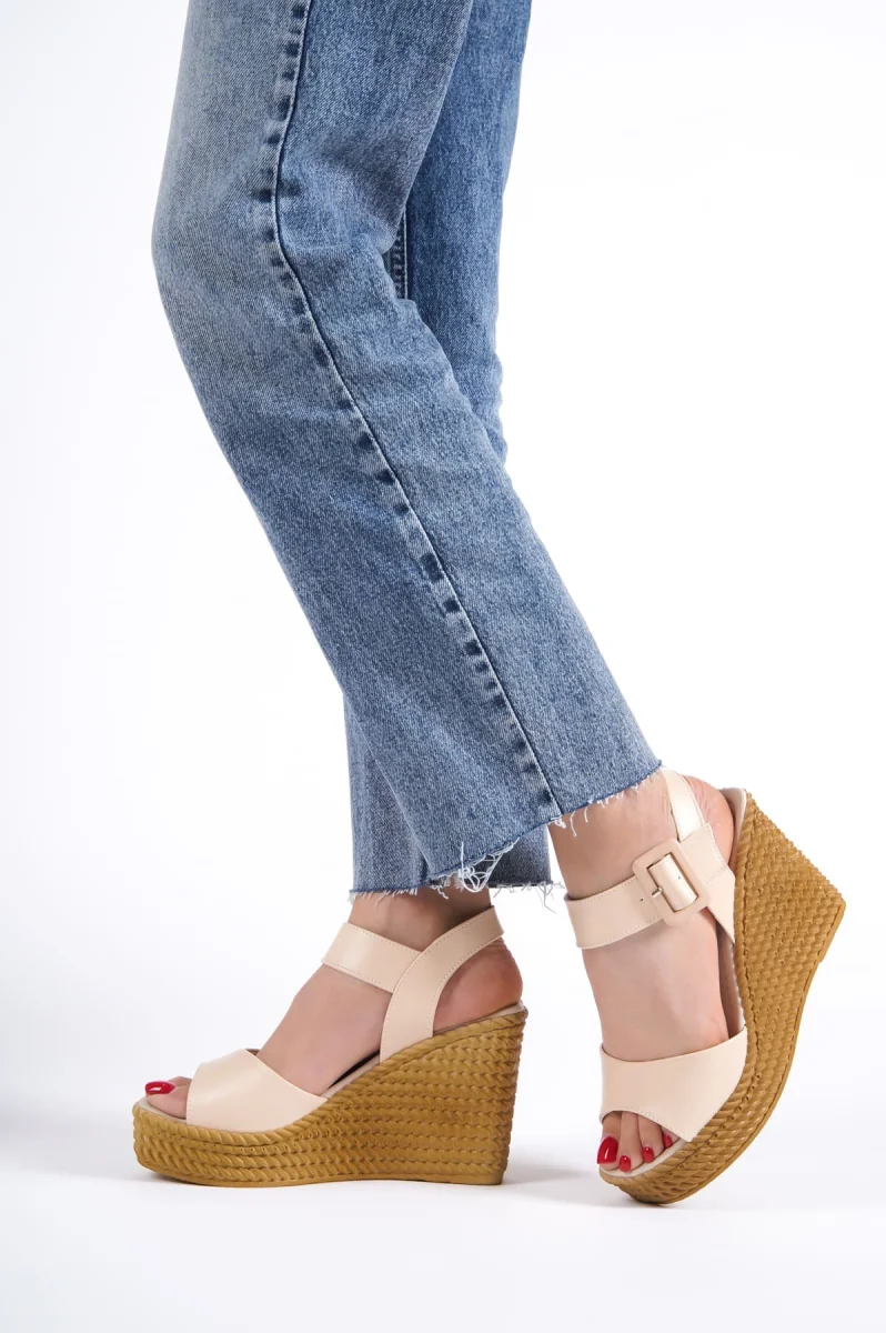 PERLA Tokalı Lastikli Dolgu Topuklu Ortopedik Taban Hasır Görünümlü Kadın Sandalet CKT - Ten