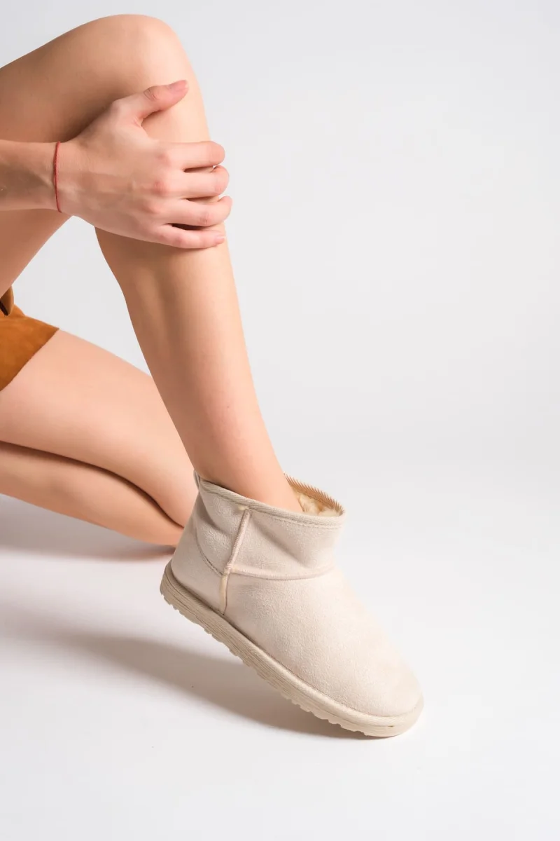 JOLIE Bağcıksız Düz Taban İçi Kürklü Kısa Süet Kadın Bot SKT - Krem