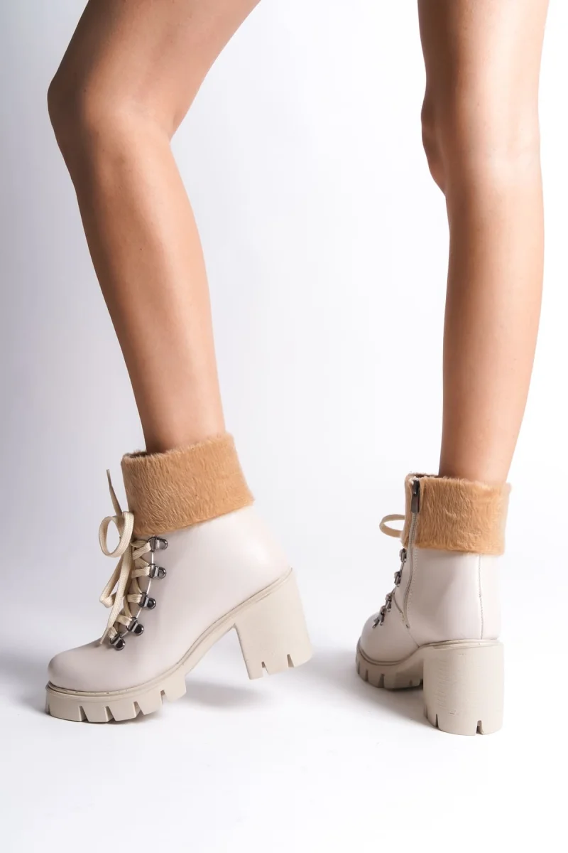 EMMA Bağcıklı Fermuarlı Ortopedik Taban Topuklu Kürk DetaylıKadın Bot CKT - Krem