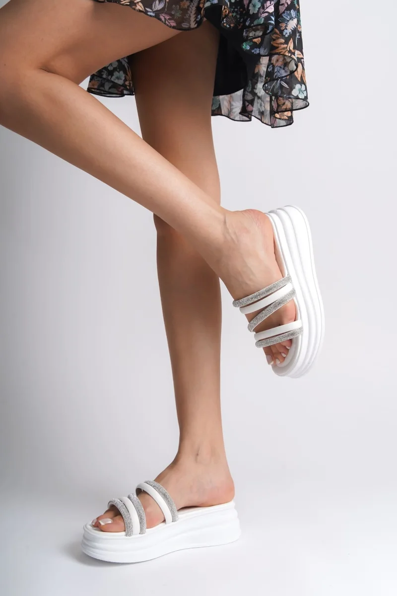 ELISE Düz Topuklu Şeritli Taşlı Kalın ve Ortopedik Taban Kadın Terlik  CBT - Beyaz