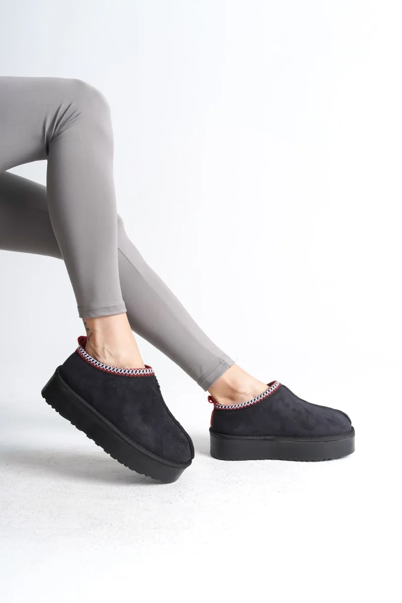 LEILA Bağcıksız Düz ve Kalın Taban İçi Kürklü Kısa Süet Kadın Bot  SST - Siyah