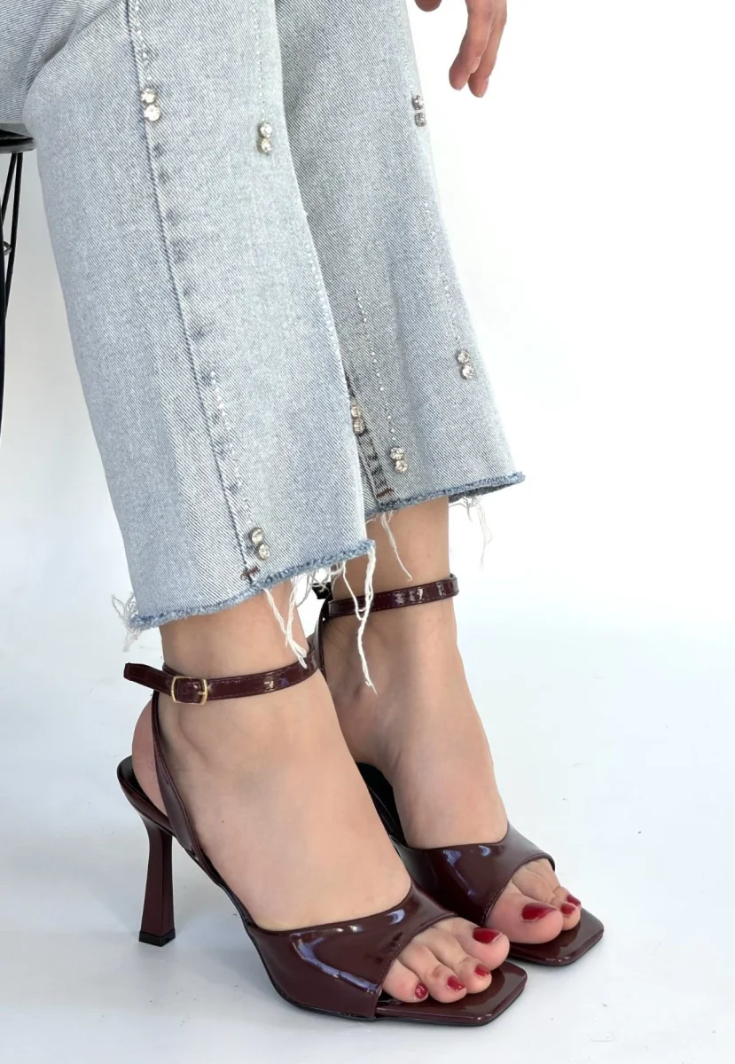 Soha Bordo Rugan Topuklu Bilekten Kemerli Ayakkabı