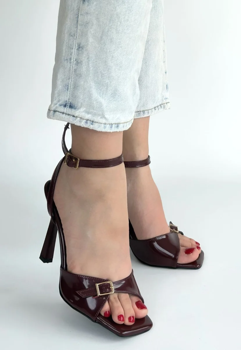 Hoste Bordo Rugan Topuklu Bilekten Kemerli Ayakkabı