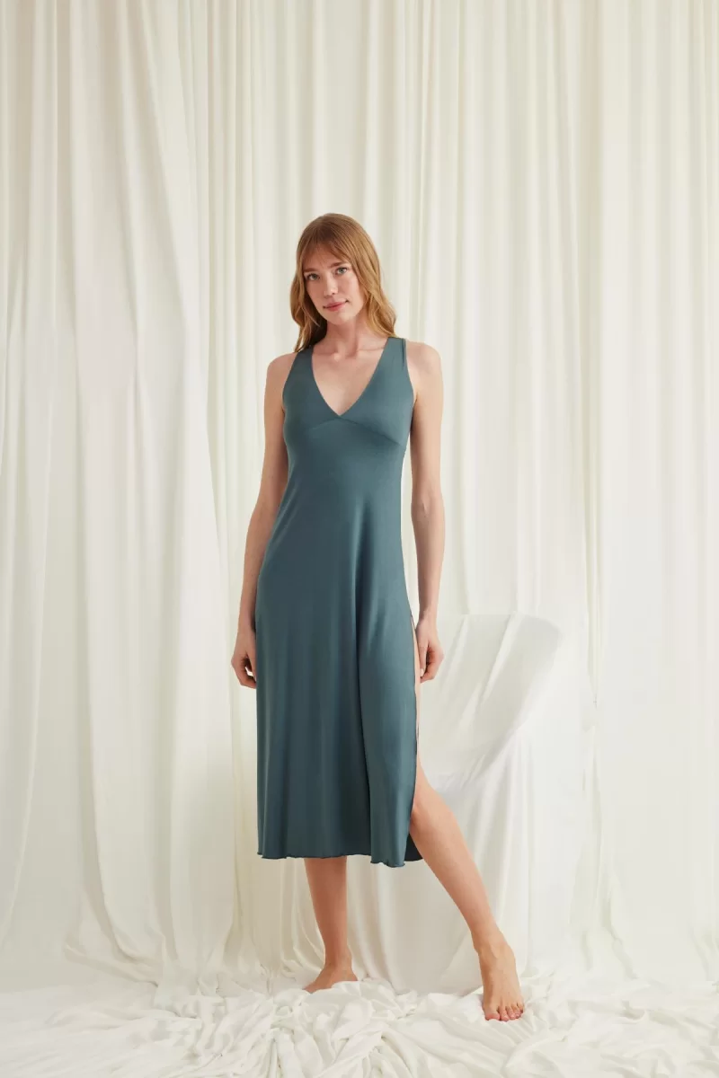 Yakası Ve Sırtı Dekolteli Dantelli Yırtmaçlı Gecelik