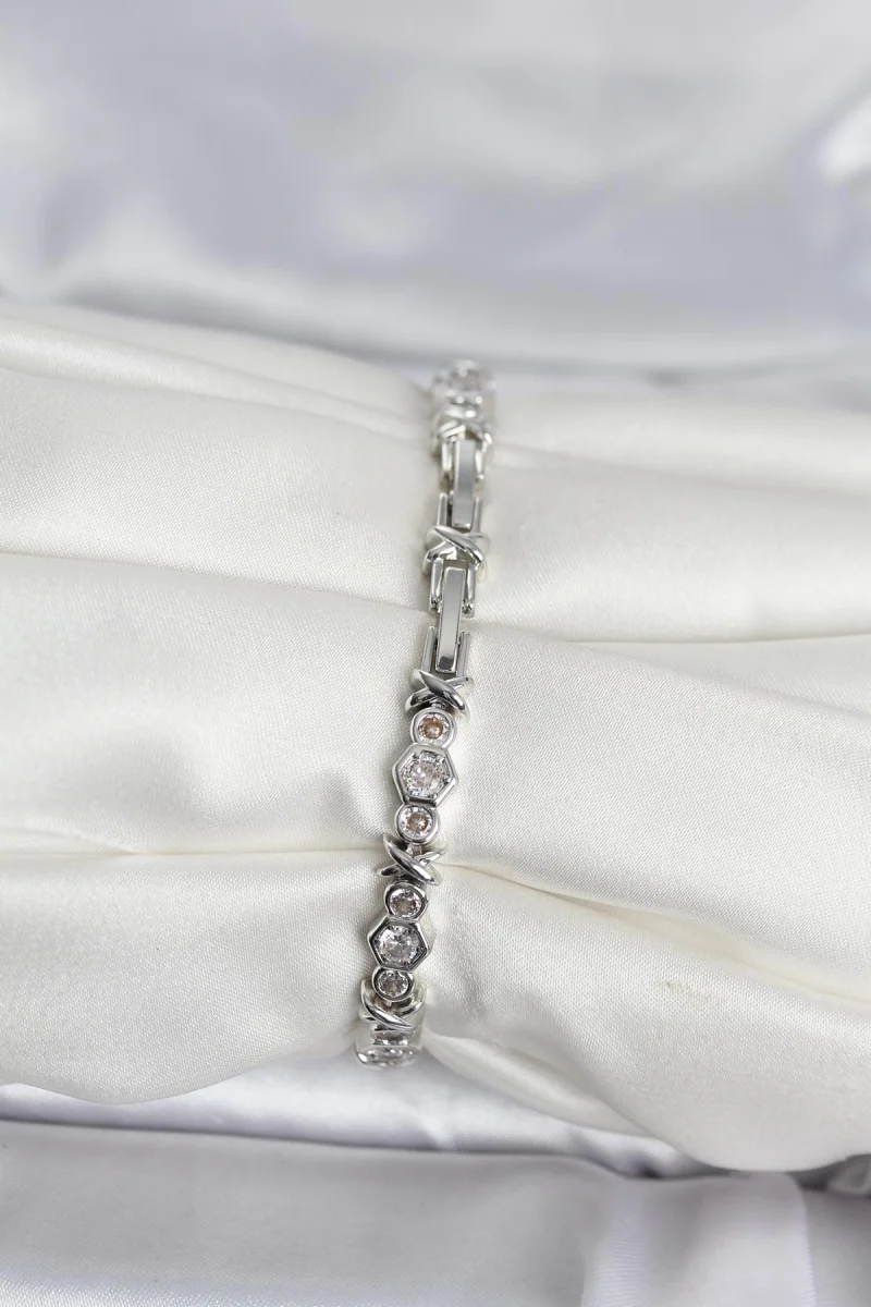 Pirinç Gümüş Renk Petek Model Zirkon Taşlı Kadın Bileklik