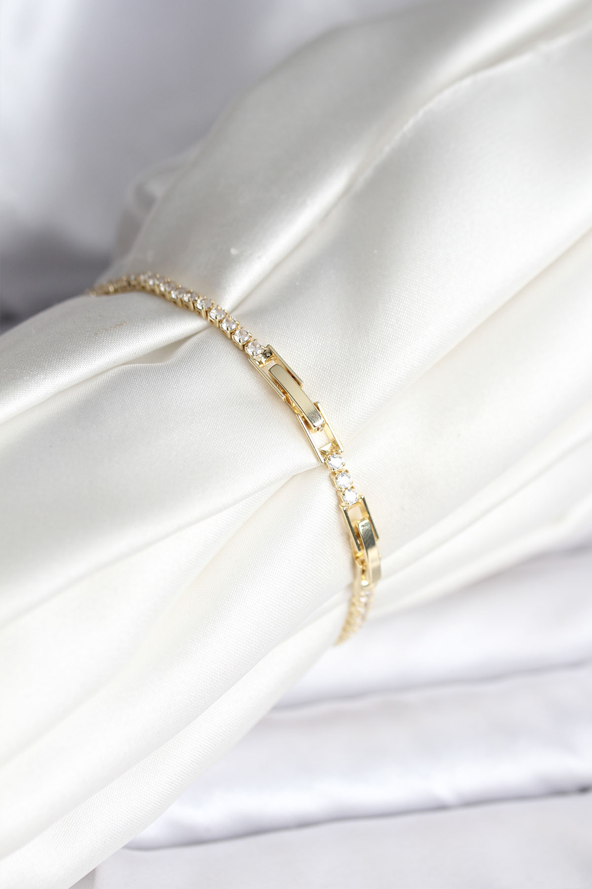 Yılan Model Zirkon Taşlı Gold Renk Pirinç Su Yolu Kadın Bileklik