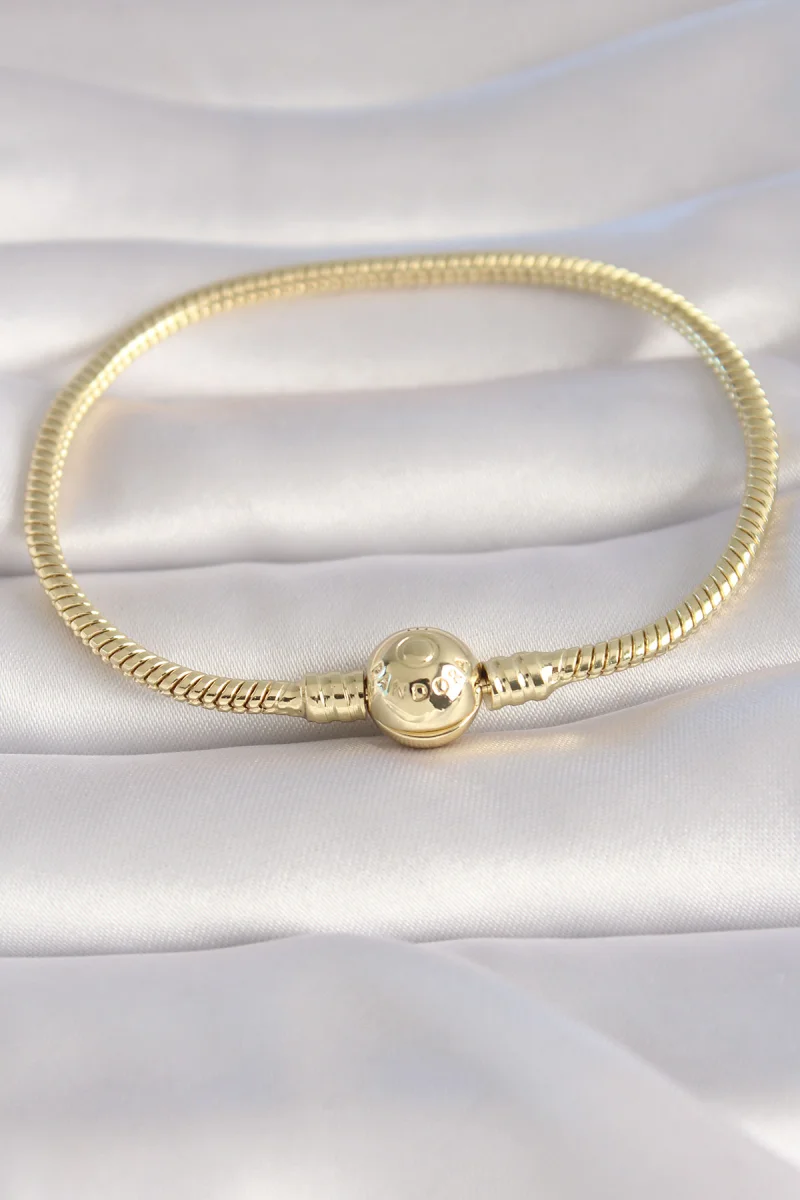 Pirinç Gold Renk İşleme Detay Charm Model Kadın Bileklik
