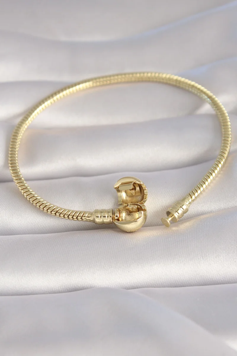 Pirinç Gold Renk İşleme Detay Charm Model Kadın Bileklik