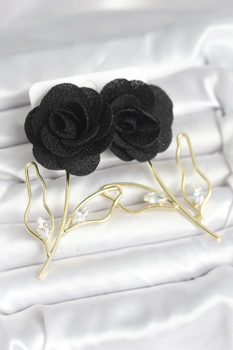 Pirinç Gold Renk Siyah Gül Model Kadın Küpe