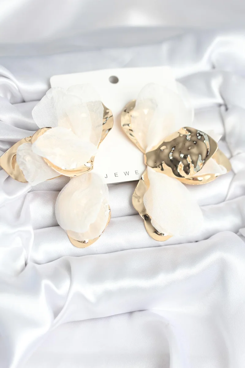 Pirinç Gold Renk Beyaz Tüllü Lotus Kadın Küpe