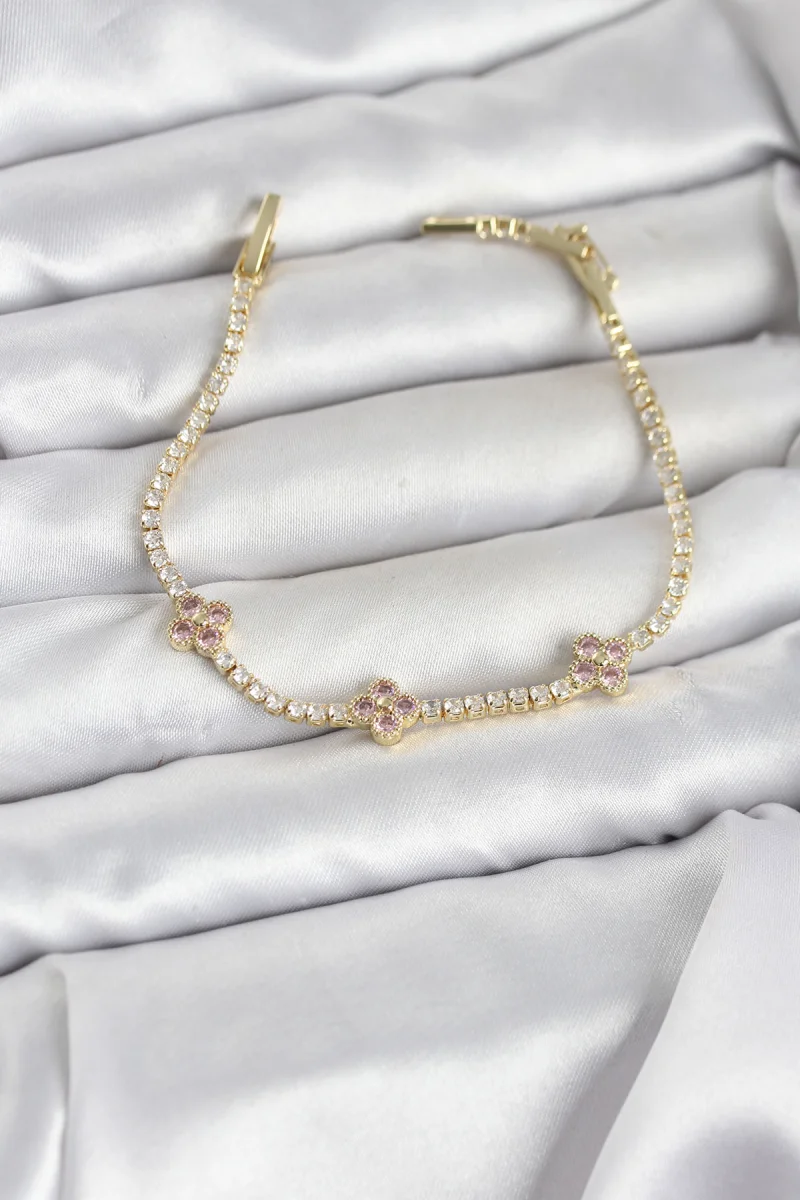 Pembe Yonca Detaylı Zirkon Taşlı Gold Renk Pirinç Su Yolu Kadın Bileklik