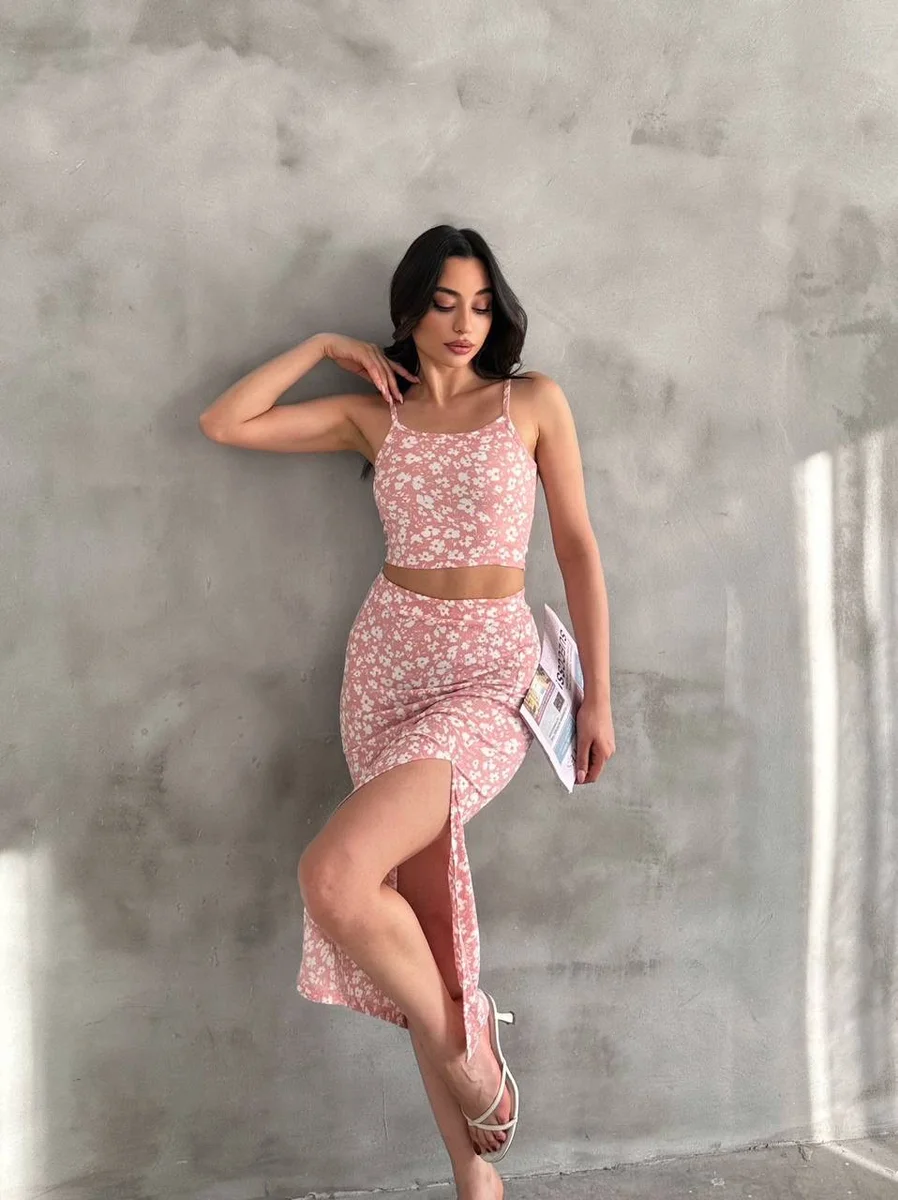 Kadın Toz Pembe Çiçek Desenli Askılı Crop Bluz ve Yırtmaçlı Etek İkili Takım