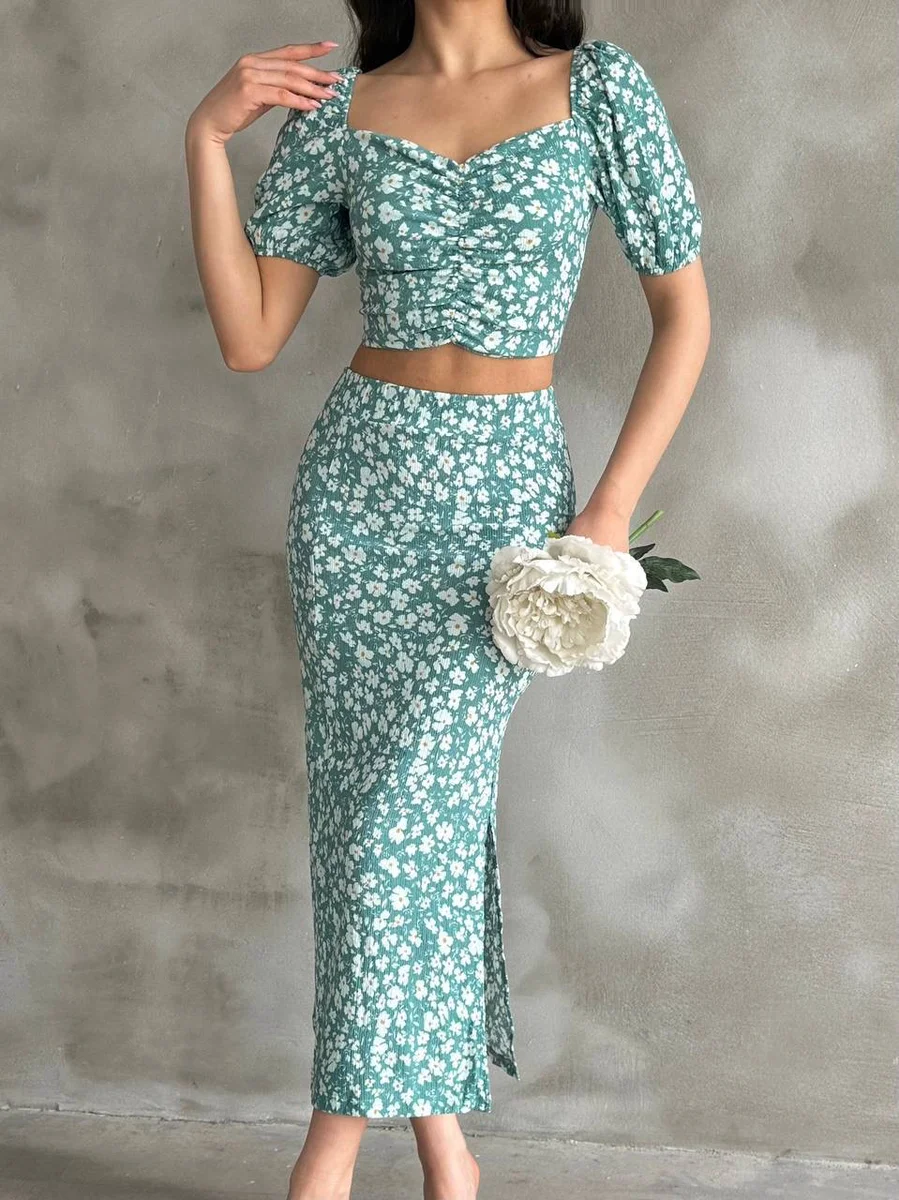 Kadın Yeşil Çiçek Desenli Yırtmaçlı Etekli Crop Bluz İkili Takım