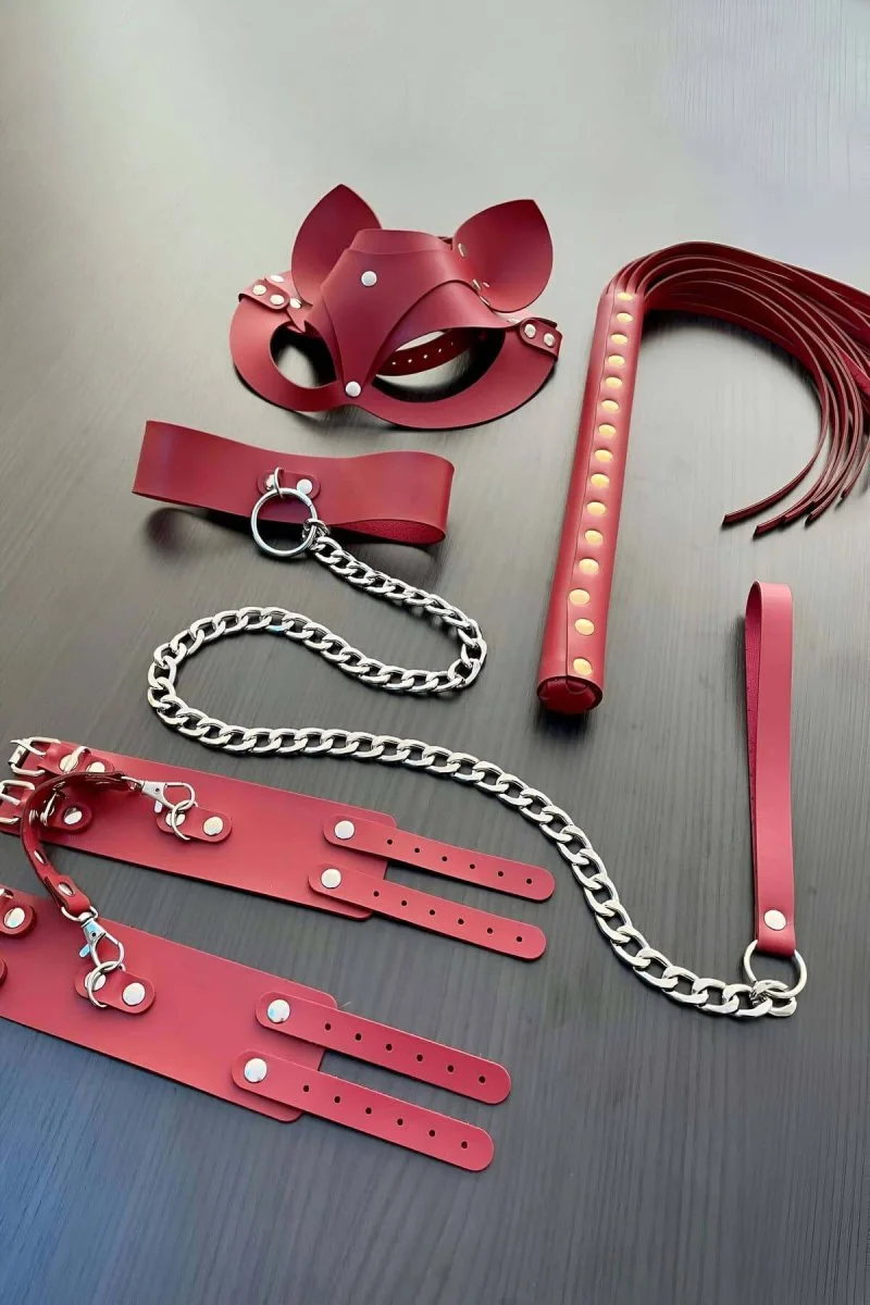 Kırmızı Fantezi Set, Kırbaç - Kelepçe - Tasma - Maske Takım - Brf1246