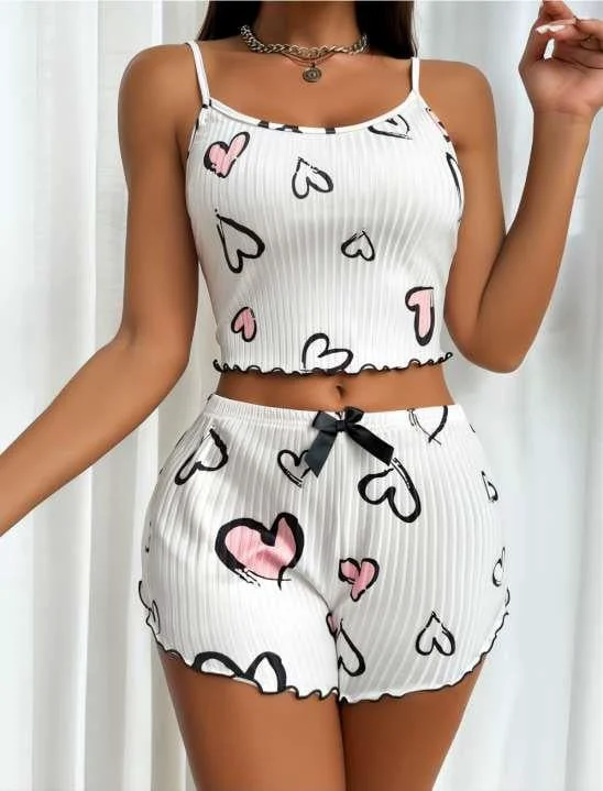Beyaz Üstüne Kalp Desenli Askılı Şortlu Pijama Takımı