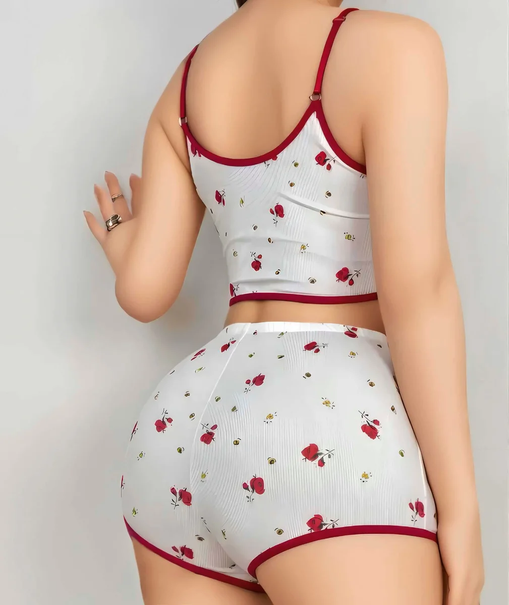 Pamuklu Beyaz Üstüne Kırmızı Gül Desen Fitilli Askılı Şortlu Pijama Takımı