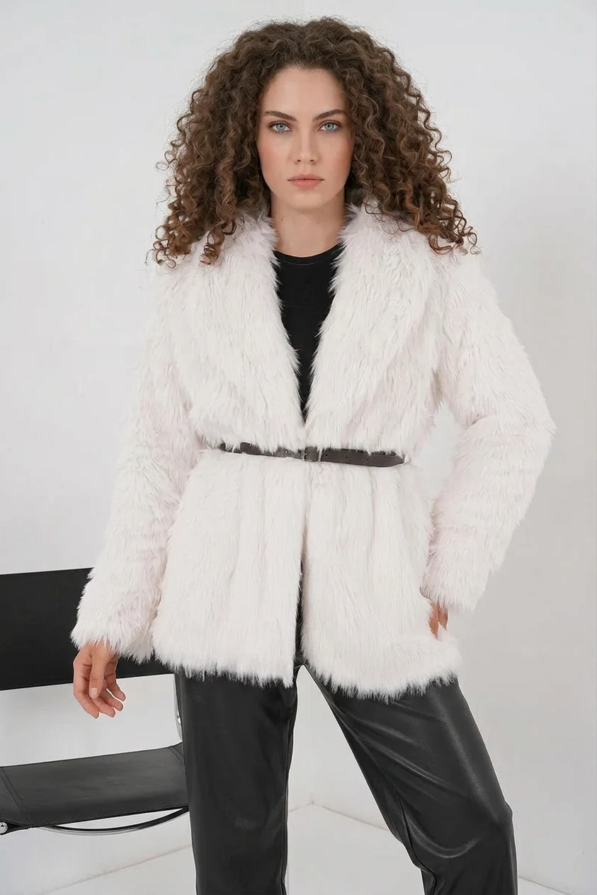 Kadın Geniş Yaka Kemerli Kürklü Oversize Beyaz Kaban