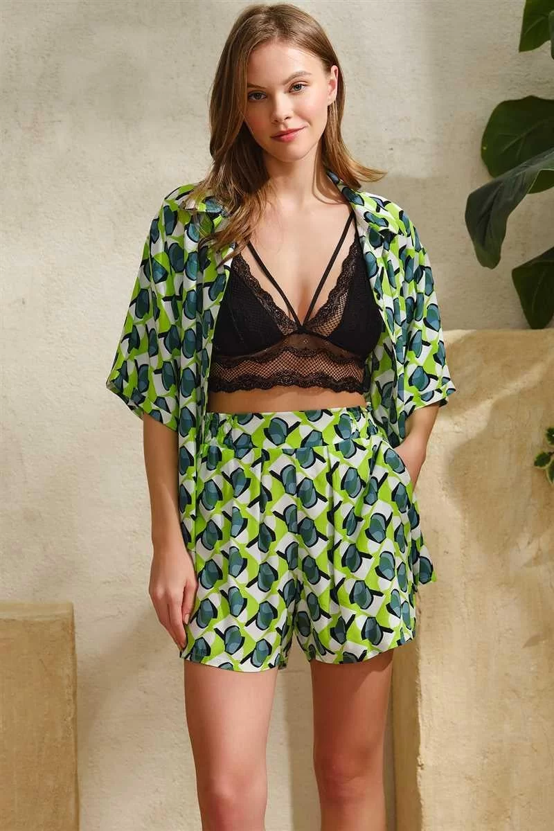 Dokuma Viskon Geometrik Baskılı Önden Düğmeli Yarım Kollu Gömlek ve Yandan Cepli Şort Pijama Takımı