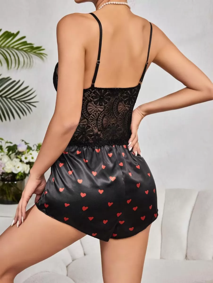 Kadın Siyah Kırmızı Kalp Desenli Saten Şortlu Pijama Takımı